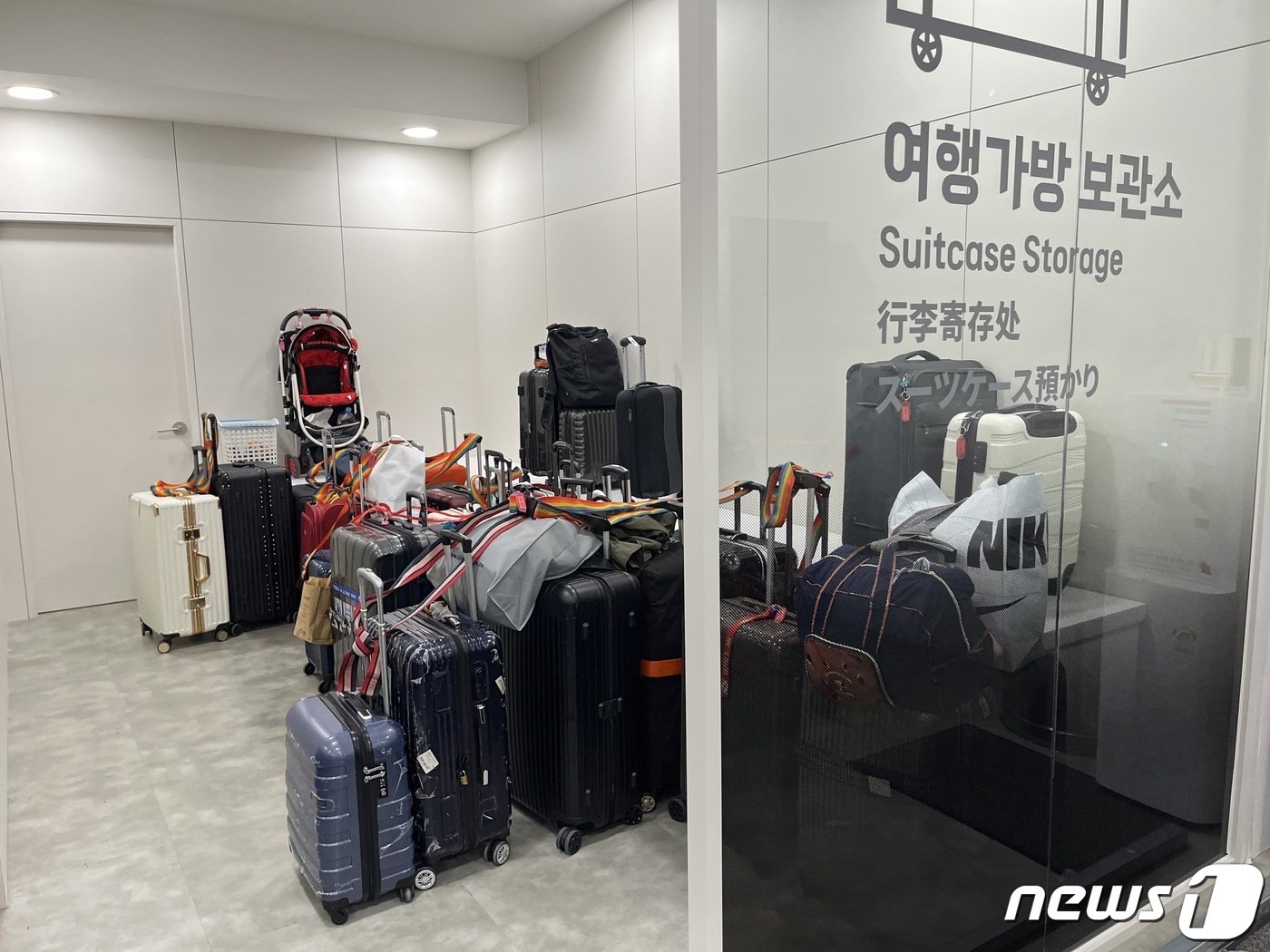 본문 이미지 - 롯데마트 제타플렉스 서울역점에는 외국인 관광객들을 위한 짐 보관 공간이 있다. 2023.9.14/뉴스1 ⓒ News1 신민경 기자