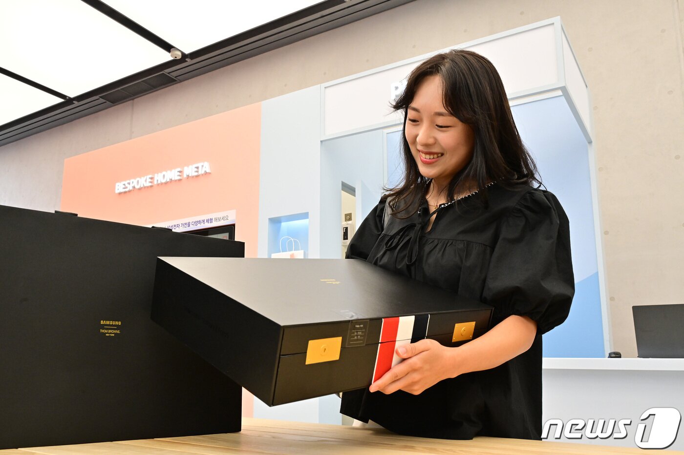 본문 이미지 - 삼성 강남에서 삼성전자 '갤럭시Z폴드5 톰브라운' 한정판 에디션을 직접 수령하는 소비자 (삼성전자 제공)