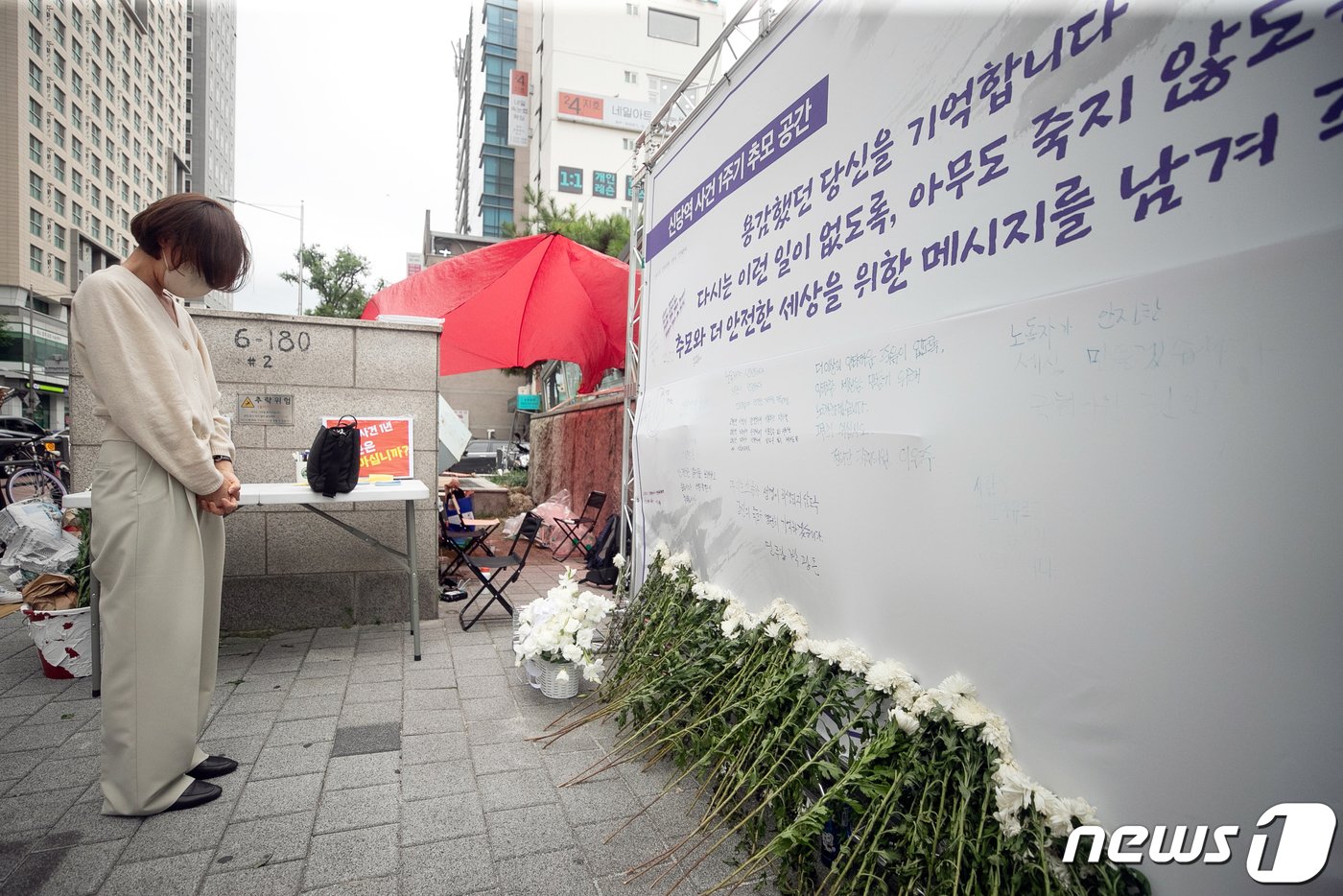 본문 이미지 - 신당역 스토킹 살인사건 1주기를 맞은 2023년 9월 14일 오후 서울 중구 서울 지하철 신당역 10번 출구에 마련된 추모공간을 찾은 추모객이 희생자를 추모하고 있다. 2023.9.14/뉴스1 ⓒ News1 이승배 기자