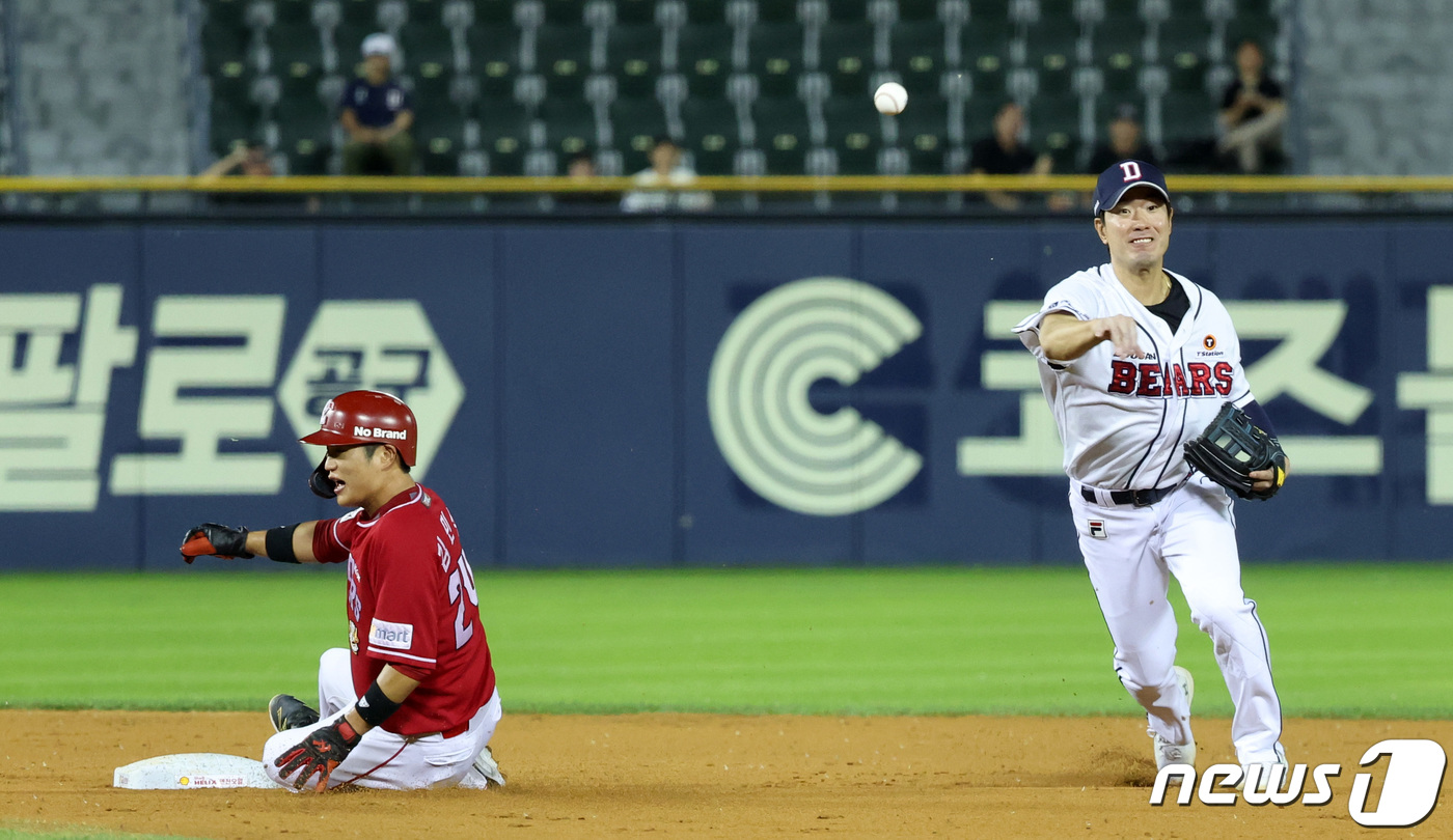 (서울=뉴스1) 김성진 기자 = 14일 서울 송파구 잠실야구장에서 열린 프로야구 '2023 신한은행 SOL KBO리그' SSG 랜더스와 두산 베어스의 경기, 두산 김재호가 5회초 …