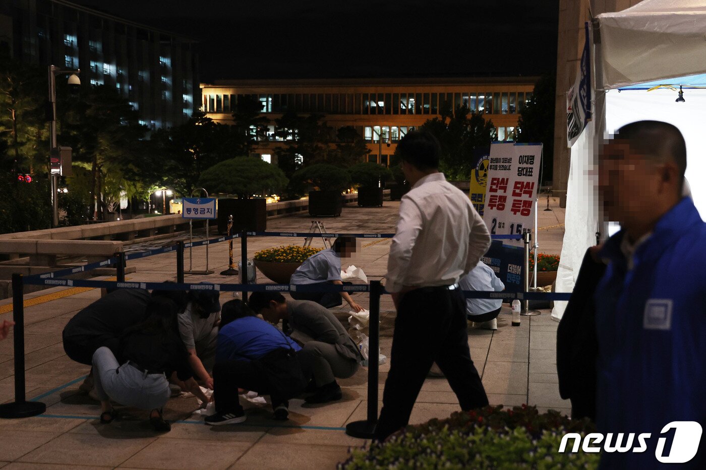 본문 이미지 - 14일 오후 서울 여의도 국회 본관 앞 이재명 더불어민주당 대표 단식투쟁 천막 농성장에서 50대 A씨가 소란행위로 국회경비대의 제지를 받던 도중 흉기를 휘둘러 여경에게 상해를 입히는 사고가 발생했다. 이날 국회 관계자들이 사건 현장을 정리하고 있다. (공동취재) 2023.9.14/뉴스1 ⓒ News1 임세영 기자
