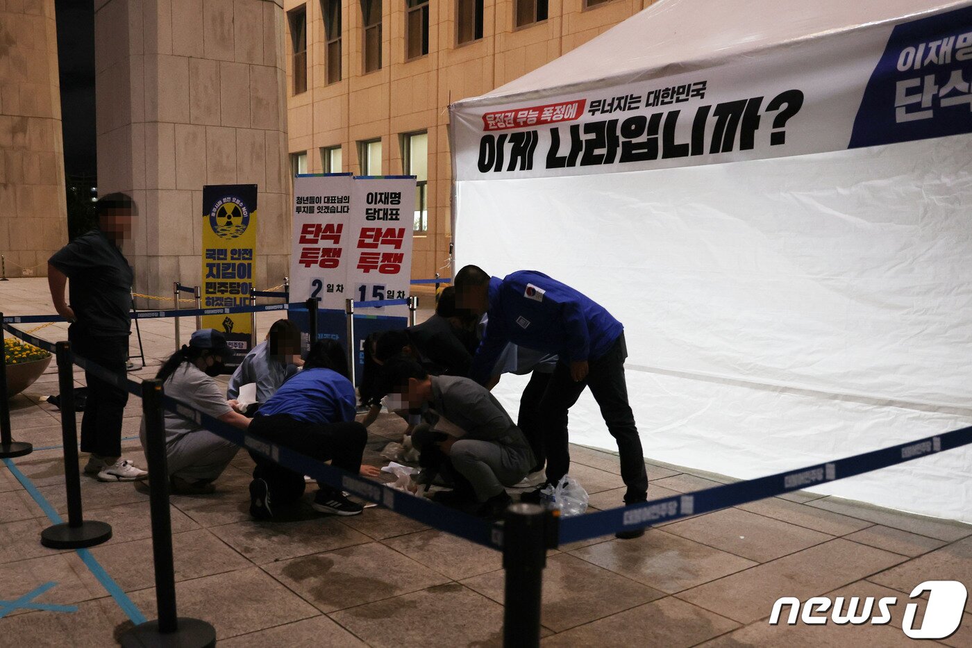 본문 이미지 - 14일 오후 서울 여의도 국회 본관 앞 이재명 더불어민주당 대표 단식투쟁 천막 농성장에서 50대 A씨가 소란행위로 국회경비대의 제지를 받던 도중 흉기를 휘둘러 여경에게 상해를 입히는 사고가 발생했다. 이날 국회 관계자들이 사건 현장을 정리하고 있다. (공동취재) 2023.9.14/뉴스1 ⓒ News1 임세영 기자
