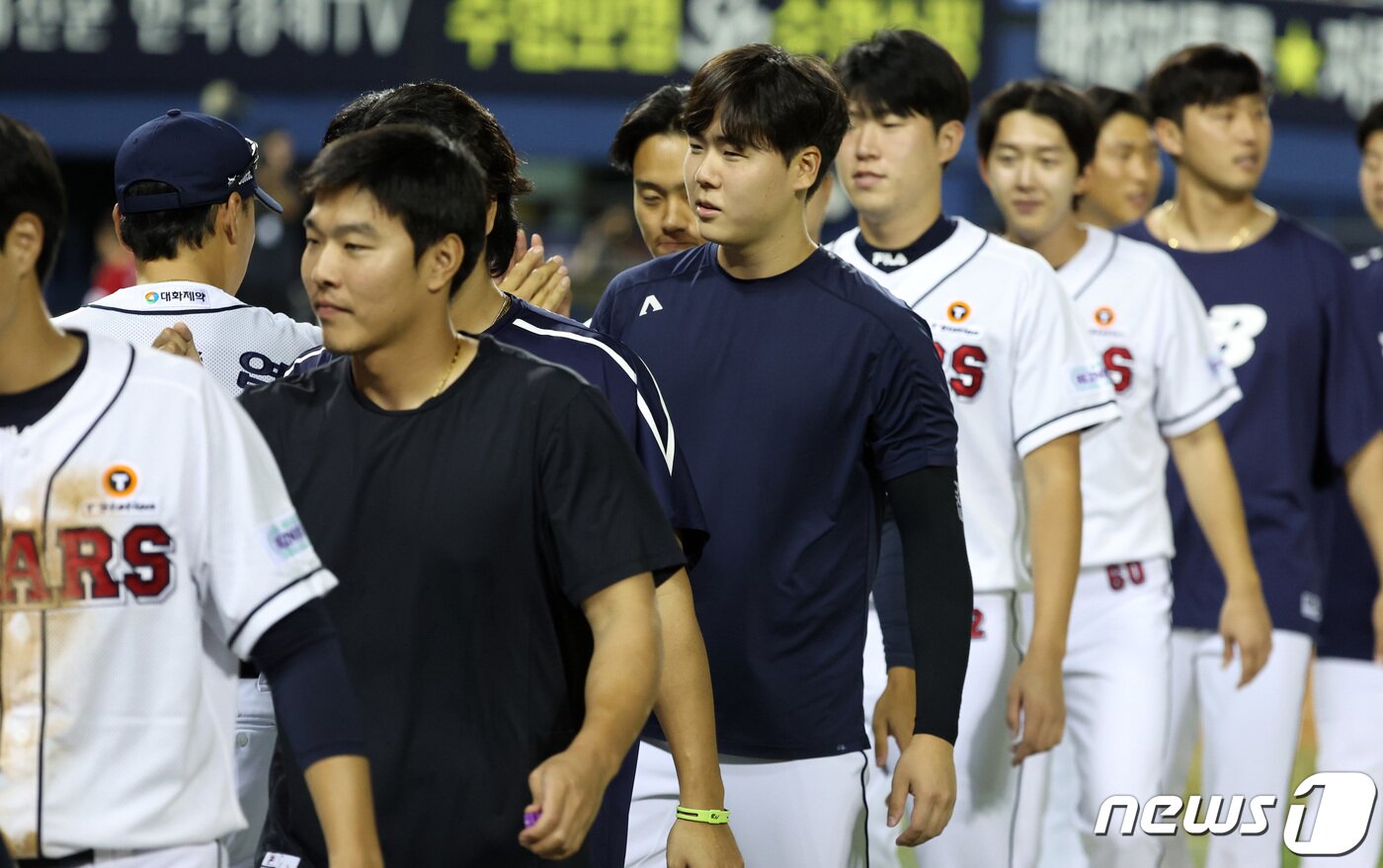 본문 이미지 - 14일 서울 송파구 잠실야구장에서 열린 프로야구 '2023 신한은행 SOL KBO리그' SSG 랜더스와 두산 베어스의 경기에서 두산 최승용이 3-2로 승리한 후 이승엽 감독과 하이파이브를 하고 있다. 2023.9.14/뉴스1 ⓒ News1 김성진 기자