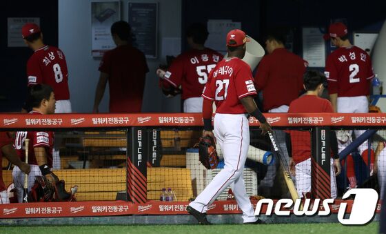 14일 서울 송파구 잠실야구장에서 열린 프로야구 '2023 신한은행 SOL KBO리그' SSG 랜더스와 두산 베어스의 경기에서 2-3으로 역전패를 당한 SSG 선수들이 경기장을 빠져나가고 있다. 2023.9.14/뉴스1 © News1 김성진 기자