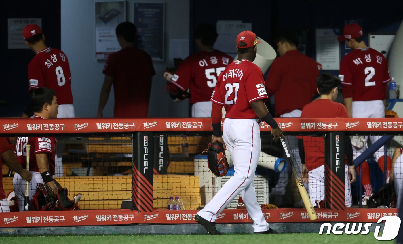 본문 이미지 - 14일 서울 송파구 잠실야구장에서 열린 프로야구 '2023 신한은행 SOL KBO리그' SSG 랜더스와 두산 베어스의 경기에서 2-3으로 역전패를 당한 SSG 선수들이 경기장을 빠져나가고 있다. 2023.9.14/뉴스1 ⓒ News1 김성진 기자