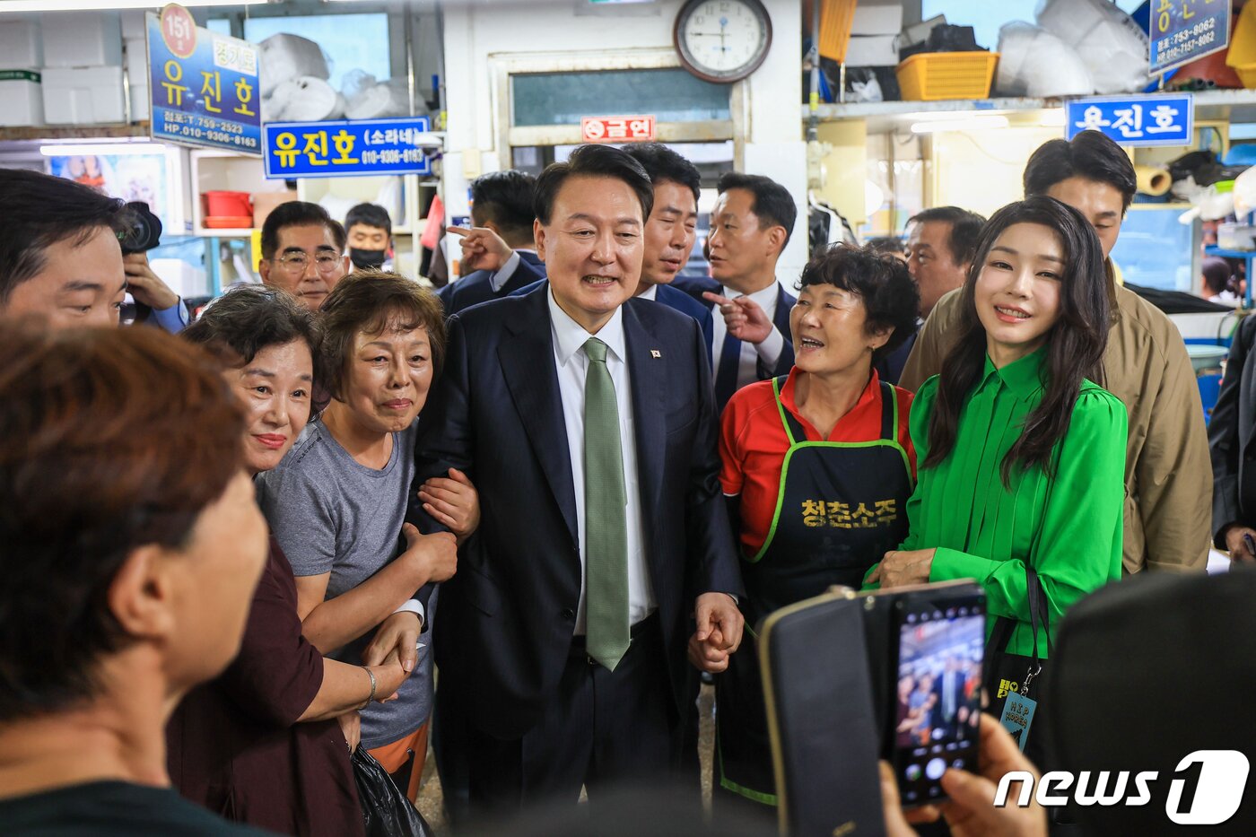 본문 이미지 - 윤석열 대통령과 김건희 여사가 14일 부산 수영구 민락어민활어직판장을 방문해 시민들과 기념촬영을 하고 있다. (대통령실 제공) 2023.9.14/뉴스1 ⓒ News1 오대일 기자