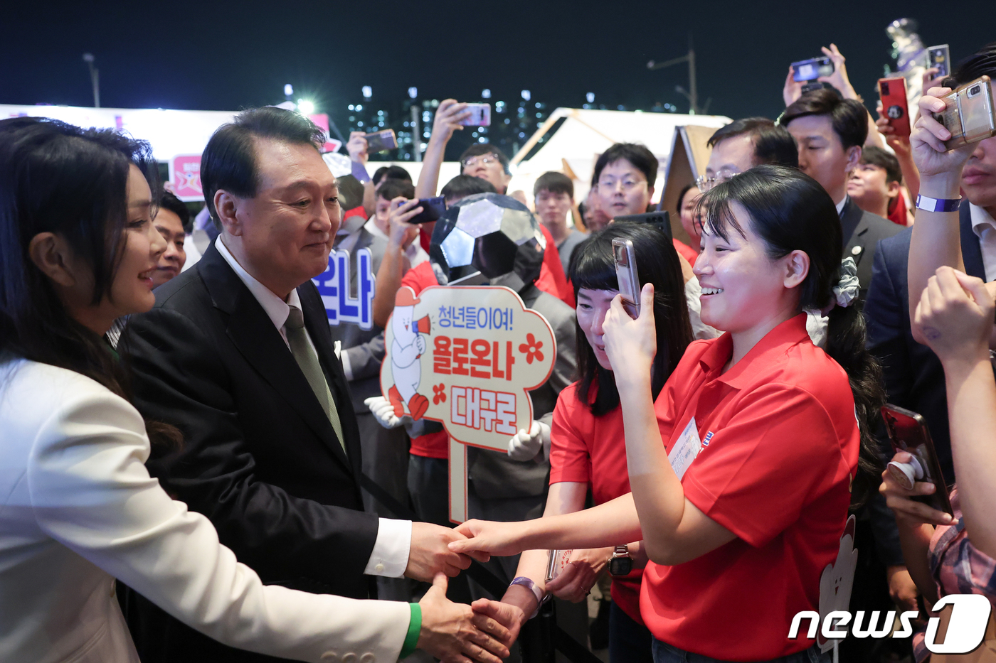 (서울=뉴스1) 오대일 기자 = 윤석열 대통령과 김건희 여사가 14일 부산 해운대구 영화의전당에서 열린 '2023년 청년의 날 기념식'에서 참석자들과 인사를 나누고 있다. (대통령 …