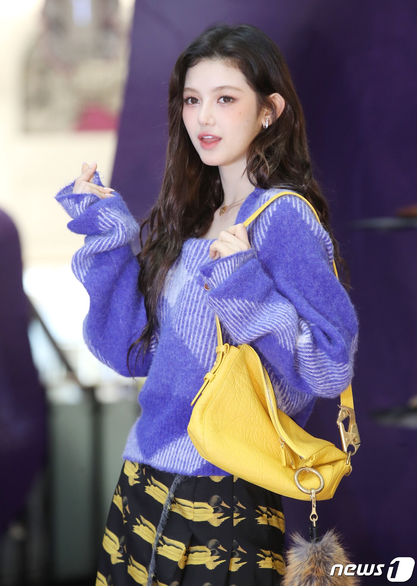 본문 이미지 - 그룹 뉴진스(NewJeans)의 다니엘이 15일 서울 서초구 신세계백화점 강남점에서 진행된 명품 패션 브랜드 버버리(BURBERRY)의 2023 겨울 컬렉션 팝업 스토어 오픈 기념 포토콜 행사에서 매력을 발산하고 있다. ⓒ News1 권현진 기자