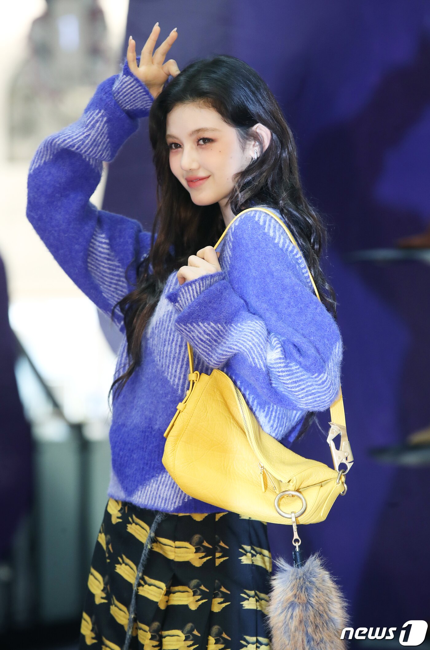 본문 이미지 - 그룹 뉴진스(NewJeans)의 다니엘이 15일 서울 서초구 신세계백화점 강남점에서 진행된 명품 패션 브랜드 버버리(BURBERRY)의 2023 겨울 컬렉션 팝업 스토어 오픈 기념 포토콜 행사에서 사랑스러운 포즈로 시선을 사로잡고 있다. ⓒ News1 권현진 기자