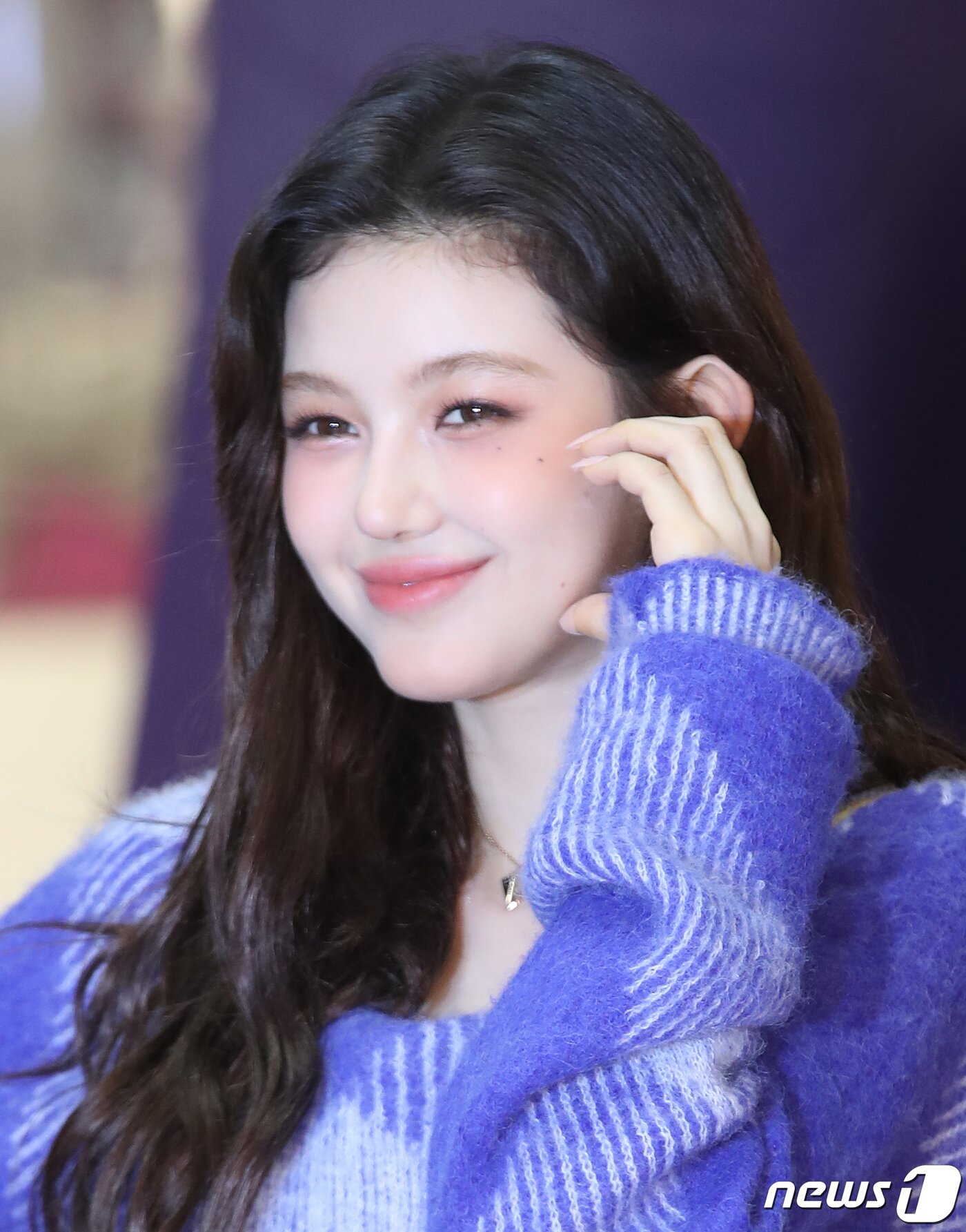 본문 이미지 - 그룹 뉴진스(NewJeans)의 다니엘이 15일 서울 서초구 신세계백화점 강남점에서 진행된 명품 패션 브랜드 버버리(BURBERRY)의 2023 겨울 컬렉션 팝업 스토어 오픈 기념 포토콜 행사에서 볼 하트를 그리고 있다. ⓒ News1 권현진 기자