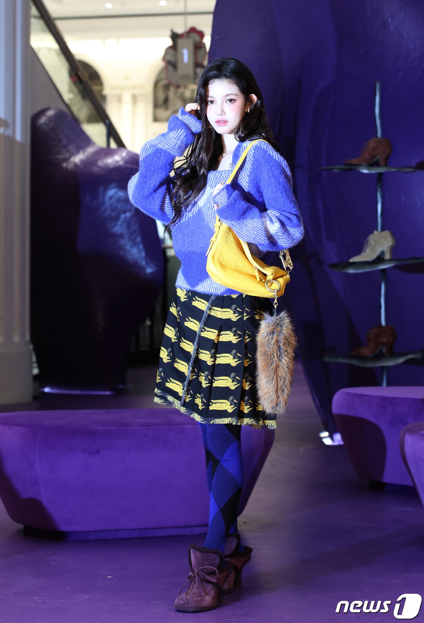본문 이미지 - 그룹 뉴진스(NewJeans)의 다니엘이 15일 서울 서초구 신세계백화점 강남점에서 진행된 명품 패션 브랜드 버버리(BURBERRY)의 2023 겨울 컬렉션 팝업 스토어 오픈 기념 포토콜 행사에서 포즈를 취하고 있다. ⓒ News1 권현진 기자