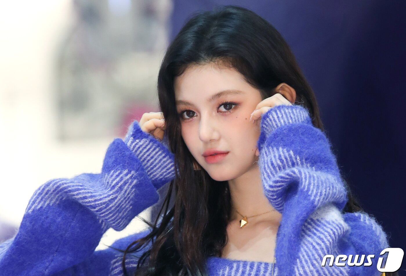 본문 이미지 - 그룹 뉴진스(NewJeans)의 다니엘이 15일 서울 서초구 신세계백화점 강남점에서 진행된 명품 패션 브랜드 버버리(BURBERRY)의 2023 겨울 컬렉션 팝업 스토어 오픈 기념 포토콜 행사에서 볼 하트를 그리고 있다. ⓒ News1 권현진 기자