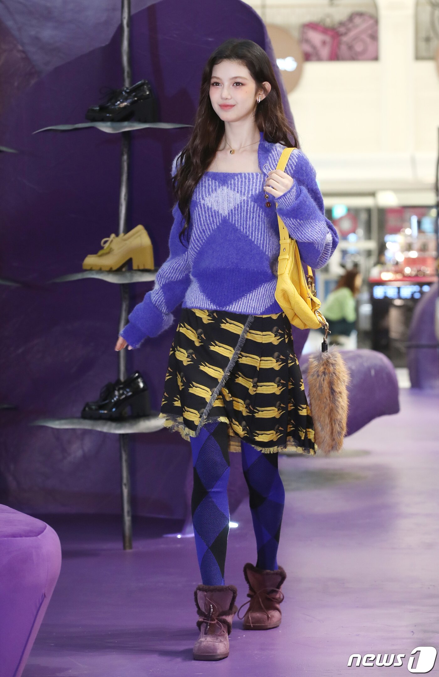 본문 이미지 - 그룹 뉴진스(NewJeans)의 다니엘이 15일 서울 서초구 신세계백화점 강남점에서 진행된 명품 패션 브랜드 버버리(BURBERRY)의 2023 겨울 컬렉션 팝업 스토어 오픈 기념 포토콜 행사에 참석하고 있다. ⓒ News1 권현진 기자
