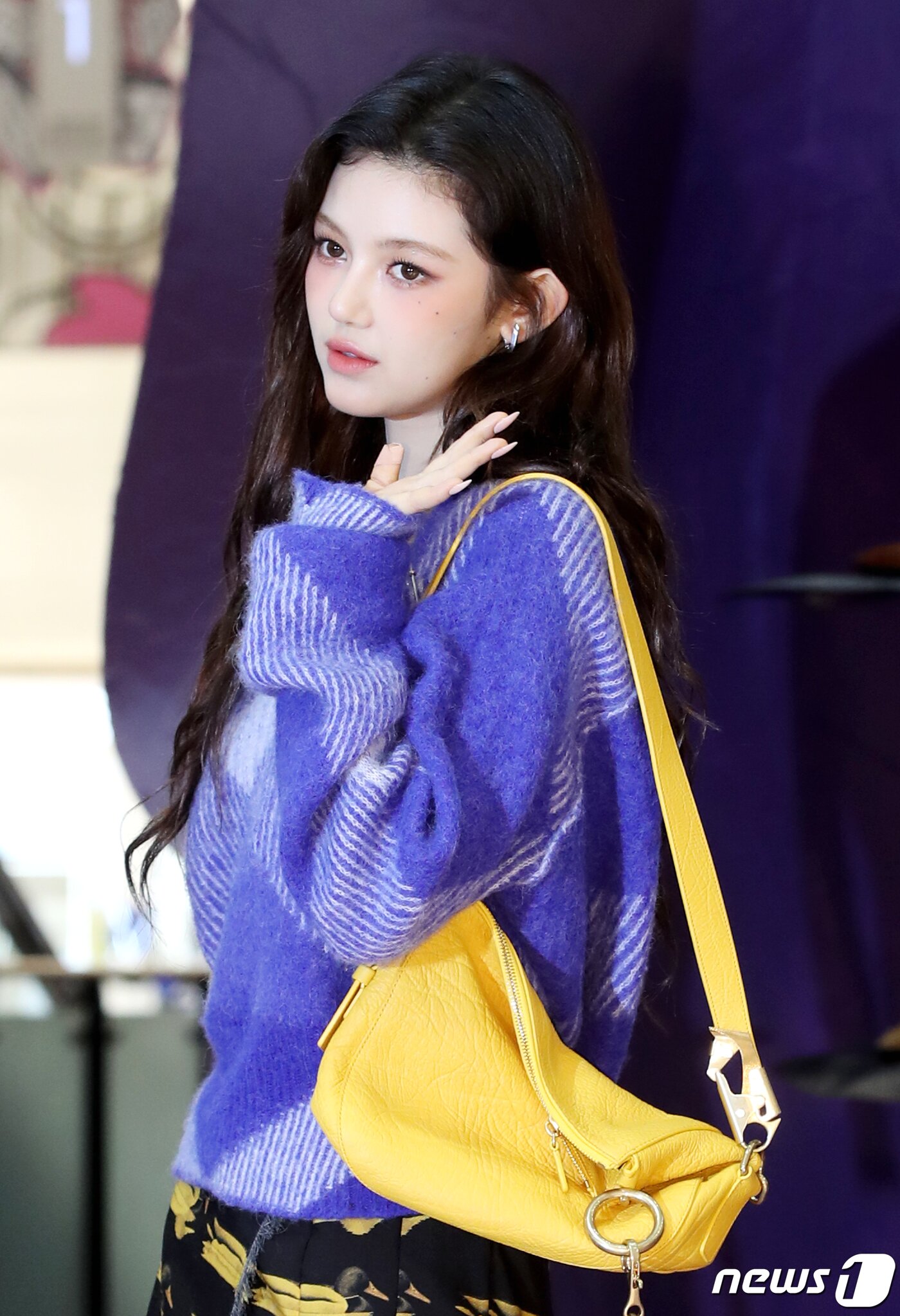 본문 이미지 - 그룹 뉴진스(NewJeans)의 다니엘이 15일 서울 서초구 신세계백화점 강남점에서 진행된 명품 패션 브랜드 버버리(BURBERRY)의 2023 겨울 컬렉션 팝업 스토어 오픈 기념 포토콜 행사에서 손 인사를 하고 있다. ⓒ News1 권현진 기자