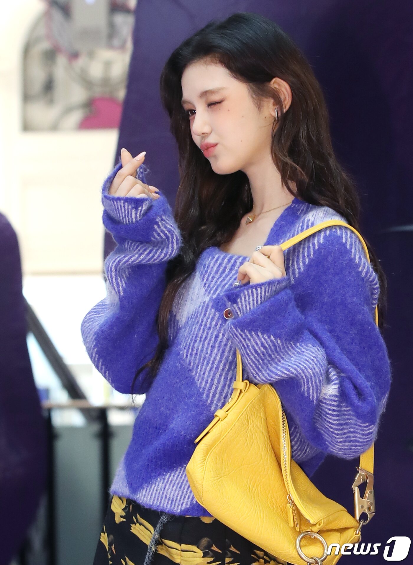 본문 이미지 - 그룹 뉴진스(NewJeans)의 다니엘이 15일 서울 서초구 신세계백화점 강남점에서 진행된 명품 패션 브랜드 버버리(BURBERRY)의 2023 겨울 컬렉션 팝업 스토어 오픈 기념 포토콜 행사에서 하트를 그리고 있다. ⓒ News1 권현진 기자