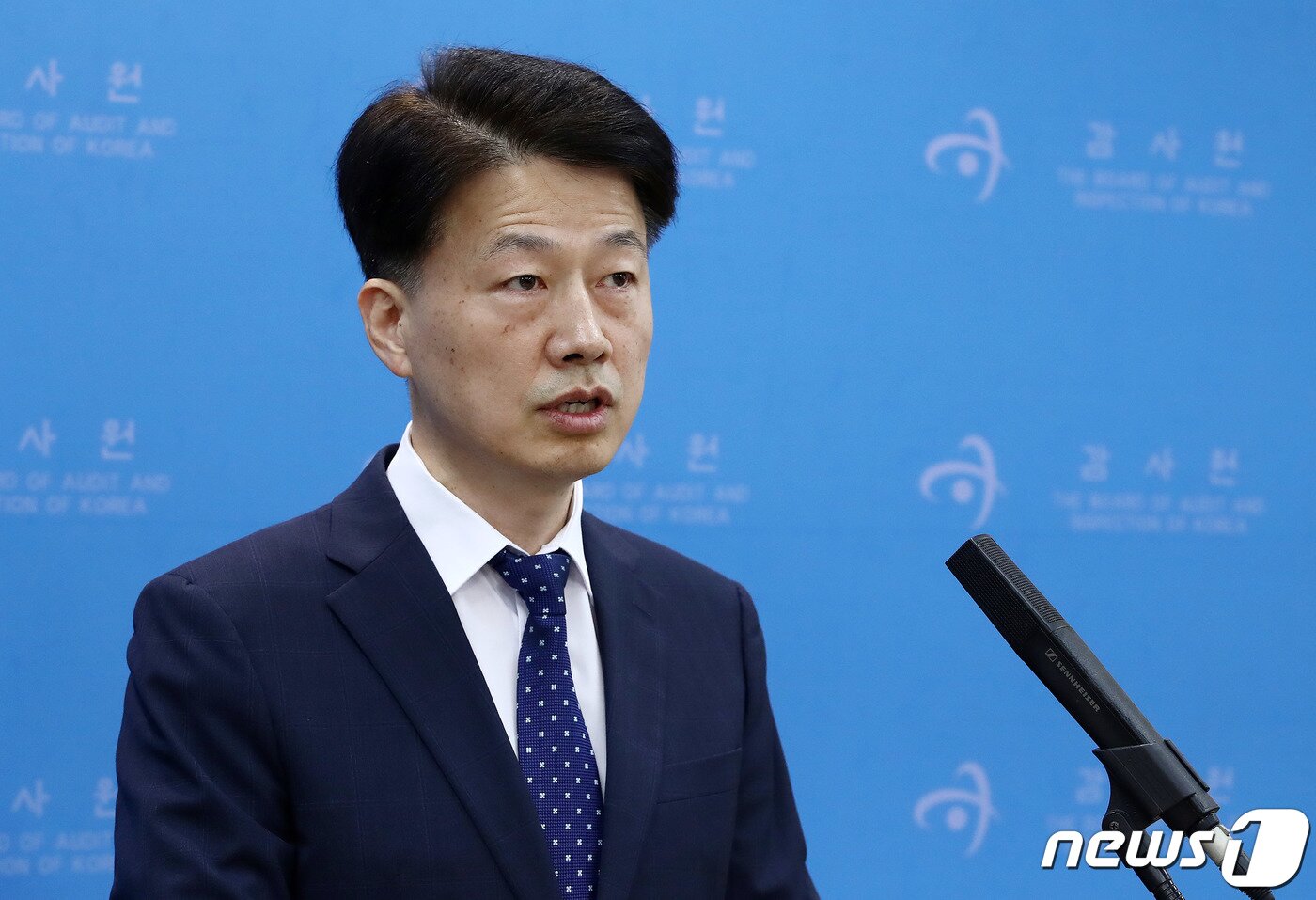 본문 이미지 - 지난달 15일 최달영 감사원 1사무차장이 서울 종로구 감사원에서 ‘주요 국가통계 작성 및 활용실태’ 수사요청 관련 발표를 하고 있다. /뉴스1 ⓒ News1 박세연 기자