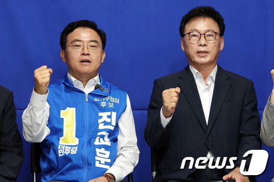 박광온 더불어민주당 원내대표와 진교훈 강서구청장 예비후보가 15일 오전 서울 강서구 선거사무실에서 열린 현장최고위원회의에서 파이팅을 외치고 있다. 2023.9.15/뉴스1 © News1 황기선 기자