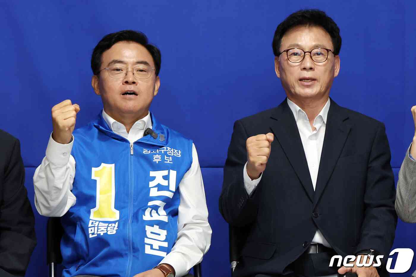 박광온 더불어민주당 원내대표와 진교훈 강서구청장 예비후보가 15일 오전 서울 강서구 선거사무실에서 열린 현장최고위원회의에서 파이팅을 외치고 있다. 2023.9.15/뉴스1 © News1 황기선 기자
