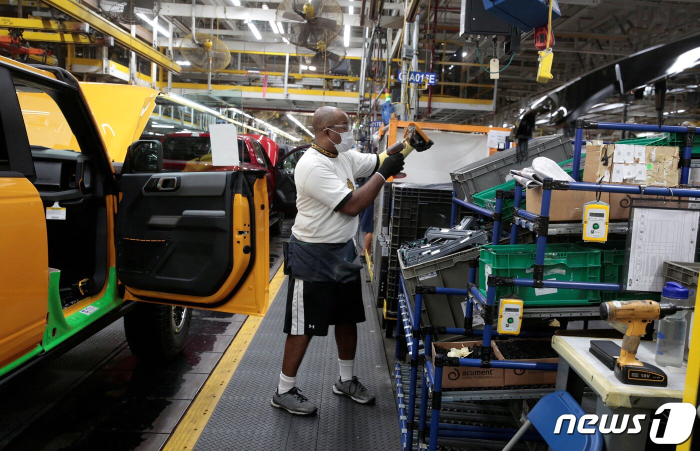 본문 이미지 - 미국 미시간주에 있는 포드 조립공장에서 한 근로자가 작업을 진행하고 있다. 2021.06.14미국 미시간주에 있는 포트 조립공장에서 한 근로자가 작업을 진행하고 있다. 2021.06.14 ⓒ 로이터=뉴스1