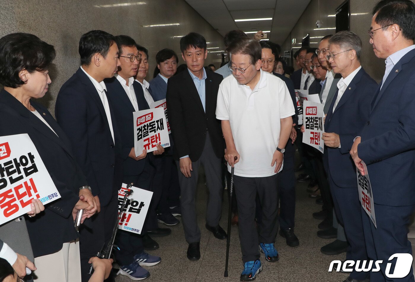 본문 이미지 - 단식 16일 차를 맞는 이재명 더불어민주당 대표가 15일 오전 서울 여의도 국회 복도에서 민주당 의원들이 지원 농성을 하고 있는 가운데 당 대표실로 향하고 있다. 2023.9.15/뉴스1 ⓒ News1 임세영 기자