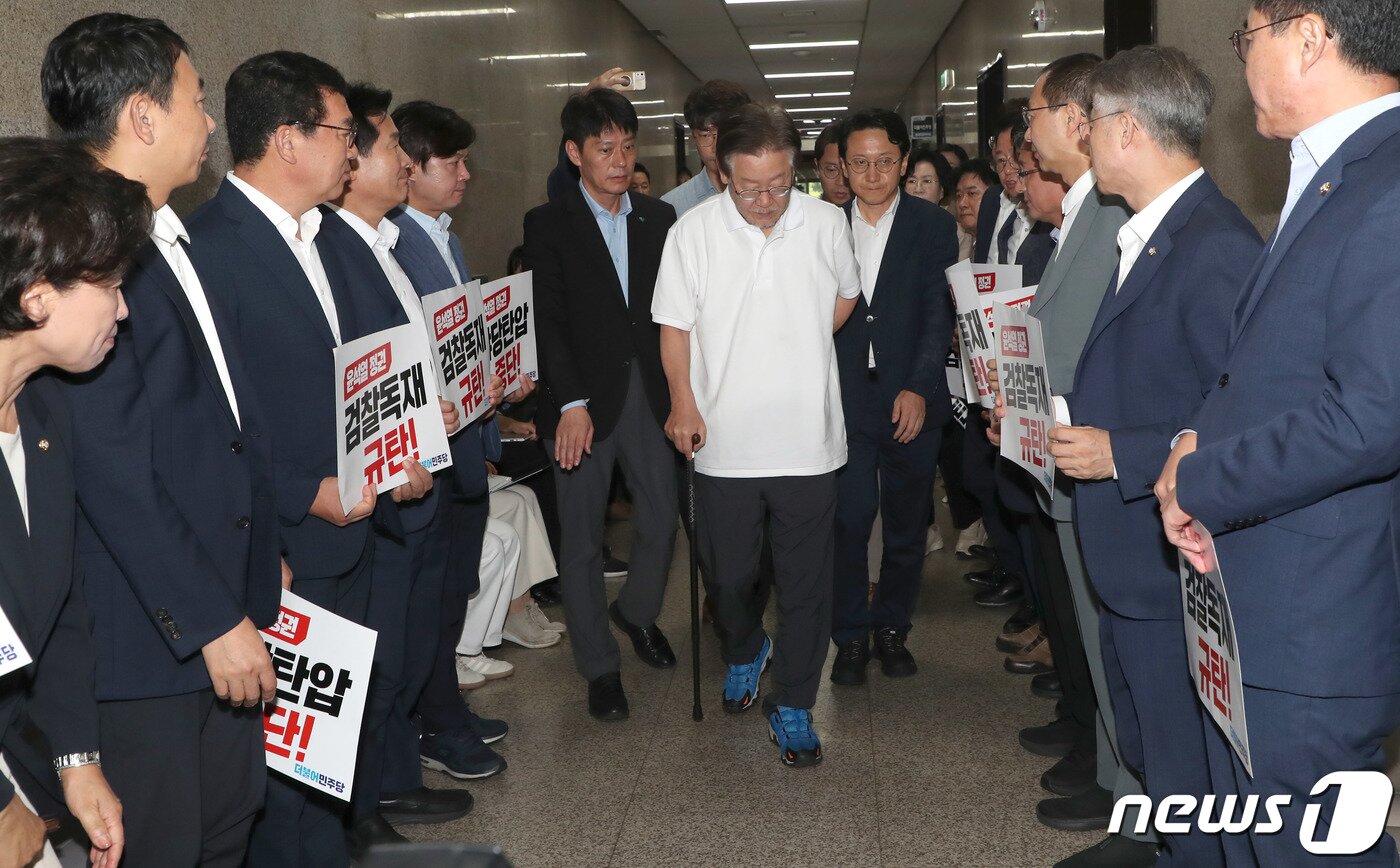 본문 이미지 - 단식 16일 차를 맞는 이재명 더불어민주당 대표가 15일 오전 서울 여의도 국회 복도에서 민주당 의원들이 지원 농성을 하고 있는 가운데 당 대표실로 향하고 있다. 2023.9.15/뉴스1 ⓒ News1 임세영 기자
