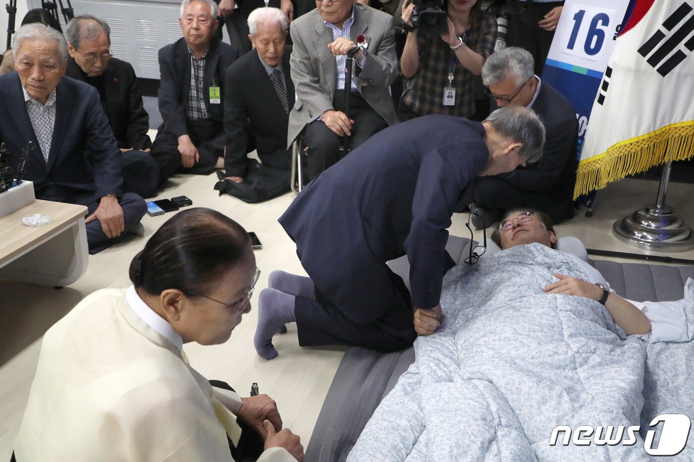 본문 이미지 - 단식 16일 차를 맞는 이재명 더불어민주당 대표가 15일 오전 서울 여의도 국회 당 대표실을 찾은 종교계 및 시민사회단체 원로들과 대화를 나누고 있다. 2023.9.15/뉴스1 ⓒ News1 임세영 기자