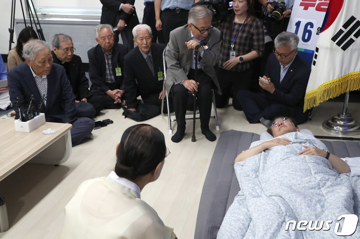 본문 이미지 - 단식 16일 차를 맞는 이재명 더불어민주당 대표가 15일 오전 서울 여의도 국회 당 대표실을 찾은 종교계 및 시민사회단체 원로들과 대화하고 있다. 2023.9.15/뉴스1 ⓒ News1 임세영 기자