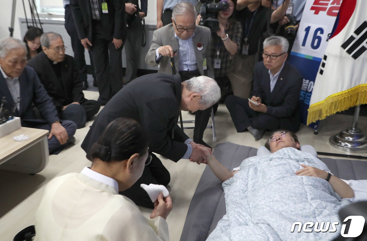 본문 이미지 - 단식 16일 차를 맞는 이재명 더불어민주당 대표가 15일 오전 서울 여의도 국회 당 대표실을 찾은 종교계 및 시민사회단체 원로들과 대화를 나누고 있다. 2023.9.15/뉴스1 ⓒ News1 임세영 기자