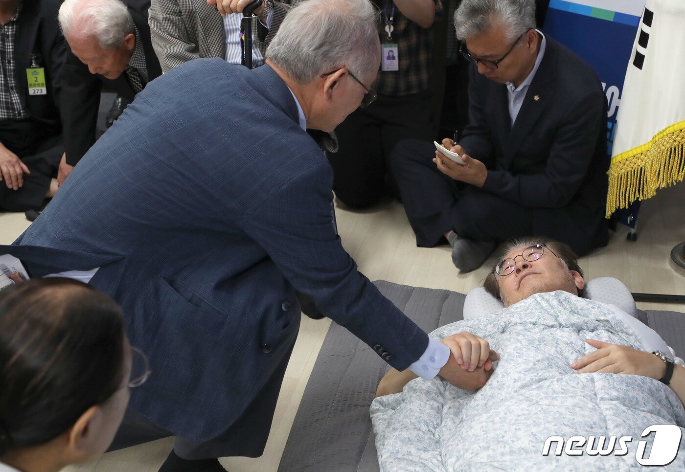 본문 이미지 - 단식 16일 차를 맞는 이재명 더불어민주당 대표가 15일 오전 서울 여의도 국회 당 대표실을 찾은 종교계 및 시민사회단체 원로들과 대화를 나누고 있다. 2023.9.15/뉴스1 ⓒ News1 임세영 기자
