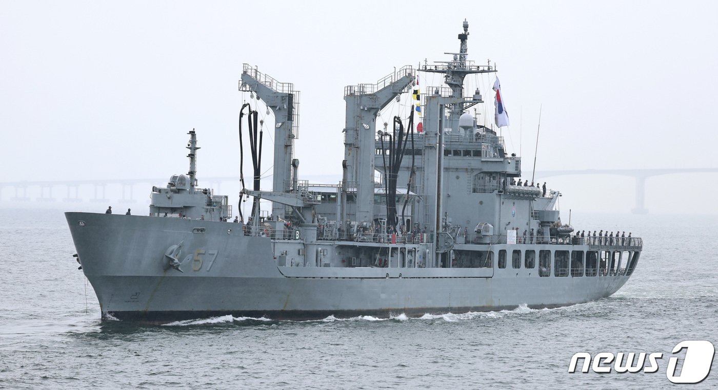 본문 이미지 - 해군 군수지원함 '천지함'. 2023.9.15/뉴스1 ⓒ News1 구윤성 기자