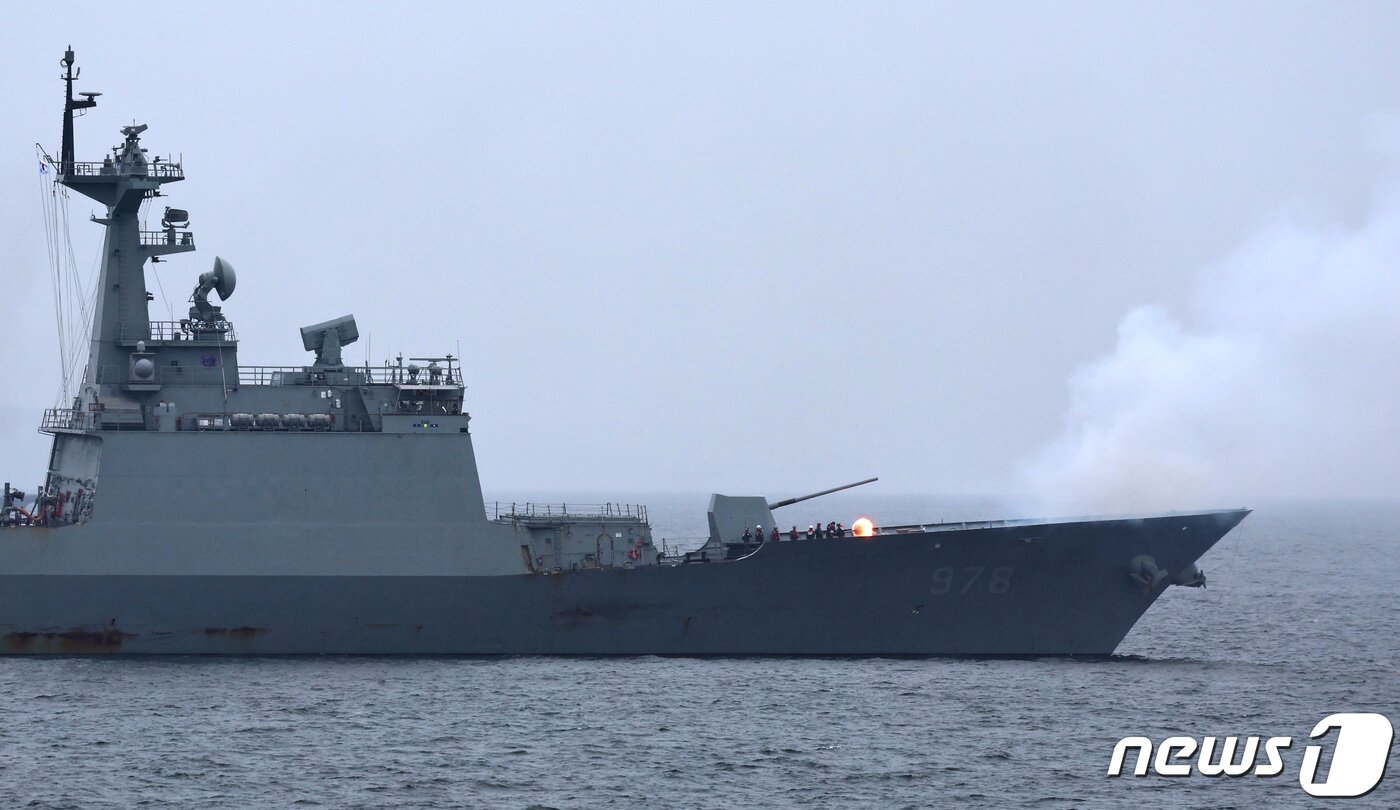 본문 이미지 - 지난 13일 인천항 수로에서 열린 제73주년 인천상륙작전 전승기념 미디어데이 행사에서 해군 구축함 왕건함(DDH-II)이 예포를 활용해 해상화력지원 시연을 하고 있다. 2023.9.15 ⓒ 뉴스1 구윤성 기자