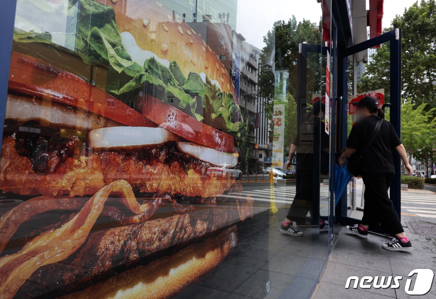 본문 이미지 - 서울 시내의 한 햄버거 프랜차이즈 앞으로 시민이 이동하고 있다. (사진은 기사 내용과 무관함) / 뉴스1 ⓒ News1