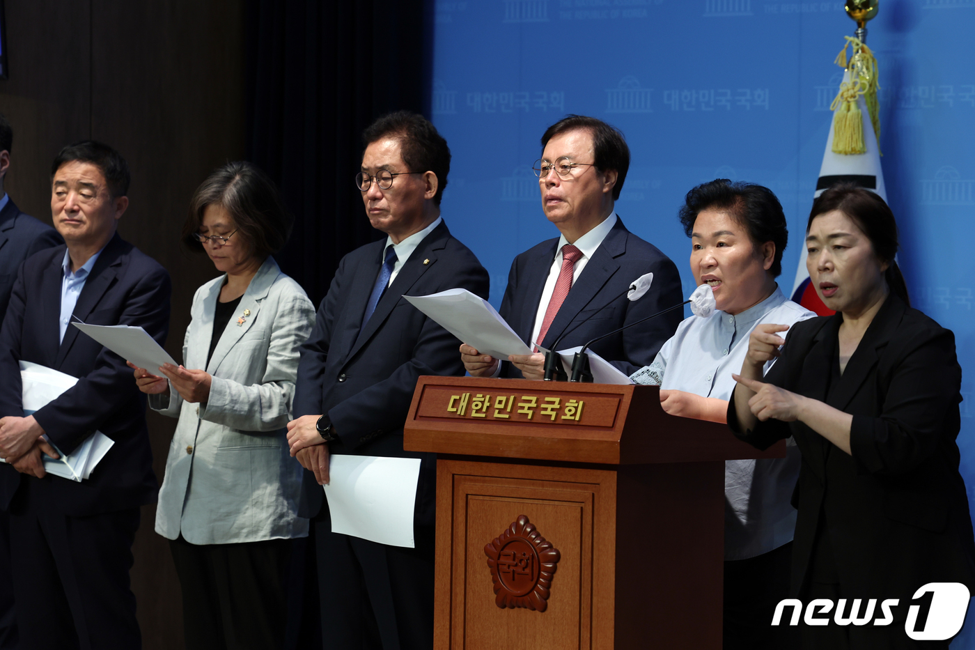 (서울=뉴스1) 황기선 기자 = 더불어민주당·무소속 교육위원회 의원들이 15일 오전 서울 여의도 국회 소통관에서 '교권 보호 4법' 교육위원회 의결 관련 기자회견을 하고 있다. 2 …