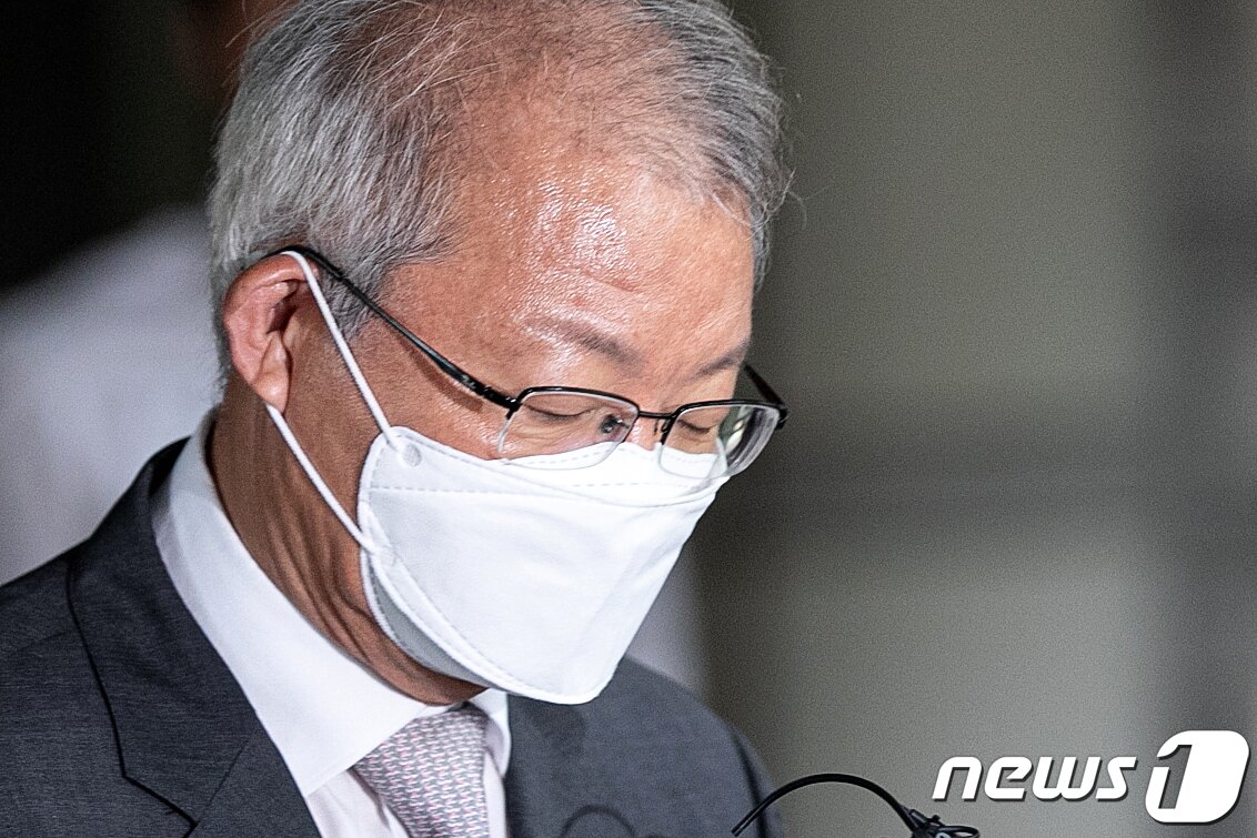 본문 이미지 - 양승태 전 대법원장이 서울중앙지법에서 열린 직권남용권리행사방해 등 혐의 결심공판을 마치고 청사를 나서고 있다. 2023.9.15/뉴스1 ⓒ News1 이승배 기자