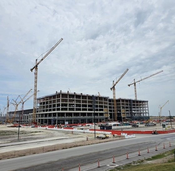 본문 이미지 -   미국 텍사스 테일러시에 짓고 있는 삼성 파운드리 공장 모습. (경계현 사장 SNS 캡처)