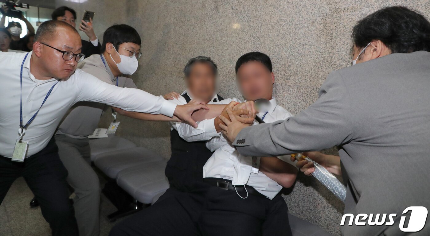 본문 이미지 - 이재명 더불어민주당 대표 단식 16일차인 15일 오후 서울 여의도 국회 민주당 대표실 앞에서 이 대표 지지자라고 밝힌 한 남성이 혈서 작성을 위해 커터칼을 들자 국회 경비대가 저지하고 있다. (공동취재) 2023.9.15/뉴스1 ⓒ News1 임세영 기자