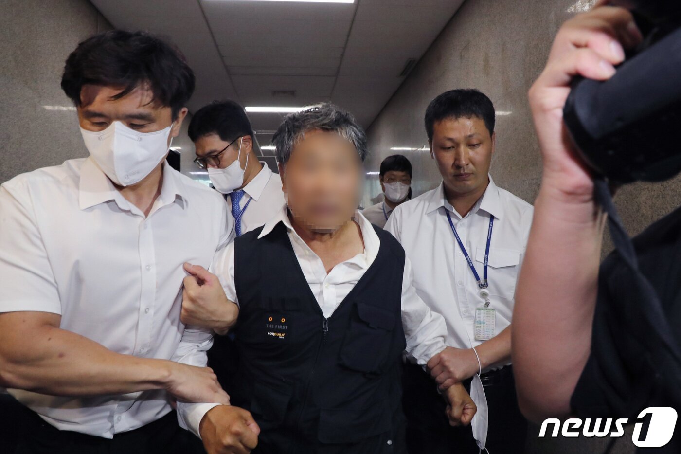 본문 이미지 - 이재명 더불어민주당 대표 단식 16일차인 15일 오후 서울 여의도 국회 민주당 대표실 앞에서 이 대표 지지자라고 밝힌 한 남성이 혈서 작성을 위해 커터칼을 들자 국회 경비대가 저지하고 있다. (공동취재) 2023.9.15/뉴스1 ⓒ News1 임세영 기자