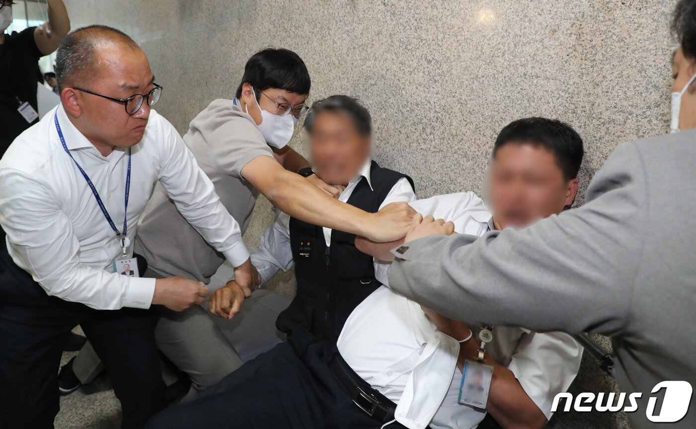 본문 이미지 - 이재명 더불어민주당 대표 단식 16일차인 15일 오후 서울 여의도 국회 민주당 대표실 앞에서 이 대표 지지자라고 밝힌 한 남성이 혈서 작성을 위해 커터칼을 들자 국회 경비대가 저지하고 있다. (공동취재) 2023.9.15/뉴스1 ⓒ News1 임세영 기자