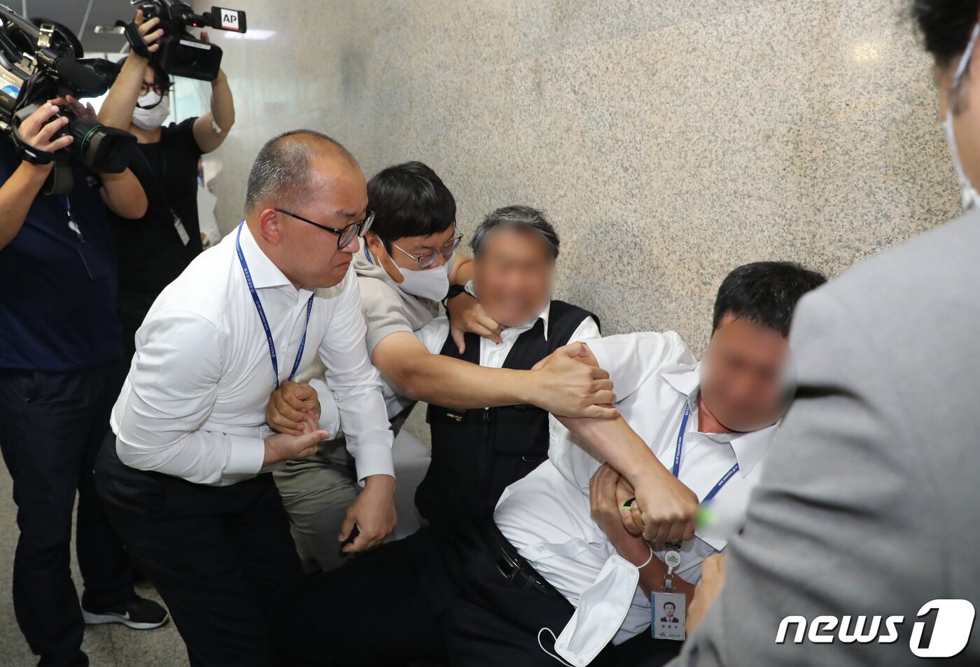 본문 이미지 - 이재명 더불어민주당 대표 단식 16일차인 15일 오후 서울 여의도 국회 민주당 대표실 앞에서 이 대표 지지자라고 밝힌 한 남성이 혈서 작성을 위해 커터칼을 들자 국회 경비대가 저지하고 있다. (공동취재) 2023.9.15/뉴스1 ⓒ News1 임세영 기자