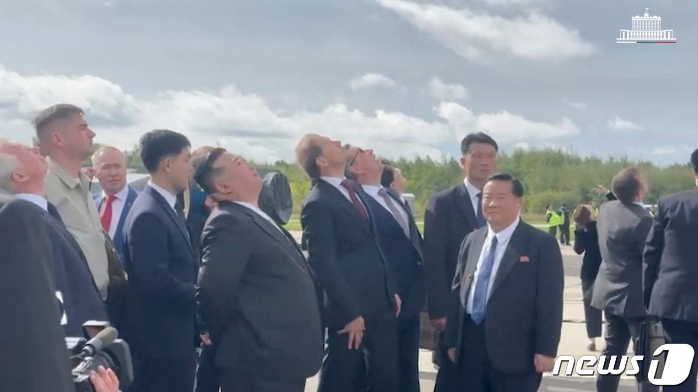 본문 이미지 - 15일(현지시간) 김정은 북한 노동당 총비서가 러시아 하바롭스크주(州) 콤소몰스크나아무의 '유리 가가린' 전투기 공장을 방문해 상공을 비행하는 항공기를 올려다 보고 있다. 2023.09.15/ ⓒ 로이터=뉴스1 ⓒ News1 홍유진 기자
