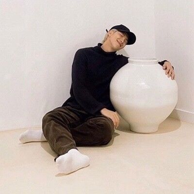 방탄소년단 멤버 RM이 달항아리를 안고 있는 사진을 자신의 SNS에 올려 관심이 집중됐다. 15일 RM 엑스(X·옛 트위터) 캡처