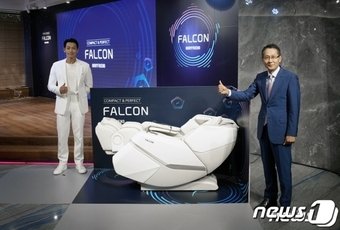 본문 이미지 -  지성규 부회장·대표이사와 가수 겸 배우 정지훈(비)이 포즈를 취하고 있다.(바디프랜드 제공) 