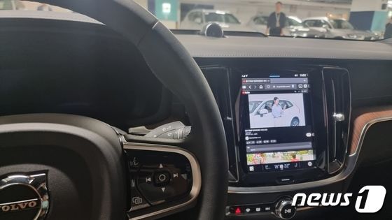 볼보 S60 차량 내에서 웹브라우저를 통해 유튜브를 시청하는 모습. © News1 이형진 기자