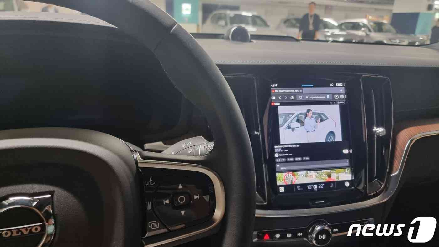 볼보 S60 차량 내에서 웹브라우저를 통해 유튜브를 시청하는 모습. © News1 이형진 기자