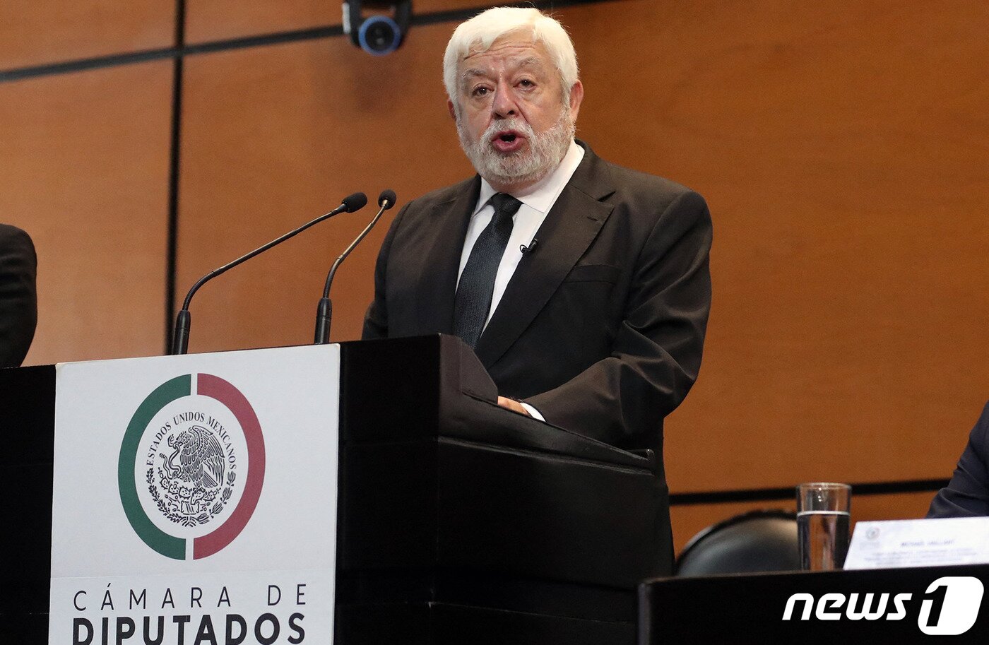 본문 이미지 - 멕시코 국적의 언론인 하이메 마우산(70)이 14일(현지시간) 멕시코 수도 멕시코시티의 국회의사당에서 열린 미확인비행물체(UFO) 청문회에 출석해 발언하고 있다. 자칭 UFO 전문가로 활동한 마우산은 이 자리에서 '외계인의 사체'를 발견했다며 사체 2구를 공개했다. 2023.9.14. ⓒ AFP=뉴스1 ⓒ News1 김성식 기자