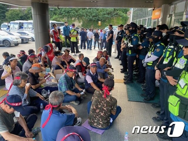 본문 이미지 - 지난 12일 홍천군송전탑반대대책위원회는 군청 앞에서 경과대역 주민 등이 참여한 가운데 제10차 궐기대회를 열고 한전의 사업 중단을 촉구했다.(홍천군송전탑반대대책위원회 제공)/뉴스1