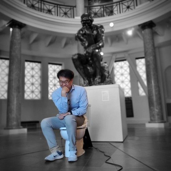 15일 박승민 스탠퍼드 의대 박사가 자신이 개발한 스마트 변기 위에 앉아 이그노벨상 수상 기념 사진을 찍고 있다. (출처 : 박승민 박사 X계정) 2023.09.15/