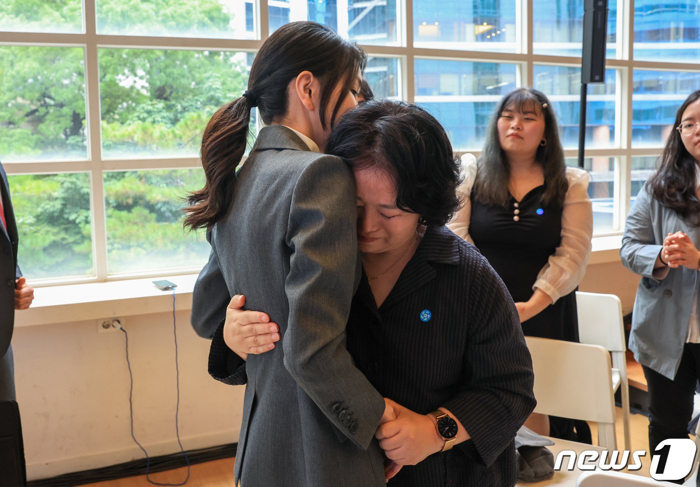 김건희 여사가 15일 오후 서울 중구 커뮤니티하우스 마실에서 열린 &#39;괜찮아, 걱정마&#39; 마음건강을 위한 대화 참여자들을 격려하고 있다. &#40;대통령실 제공&#41; 2023.9.15/뉴스1 ⓒ News1 안은나 기자