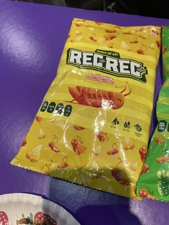 본문 이미지 - 최태원 회장이 시식한 스낵(사진제공=SK그룹) 