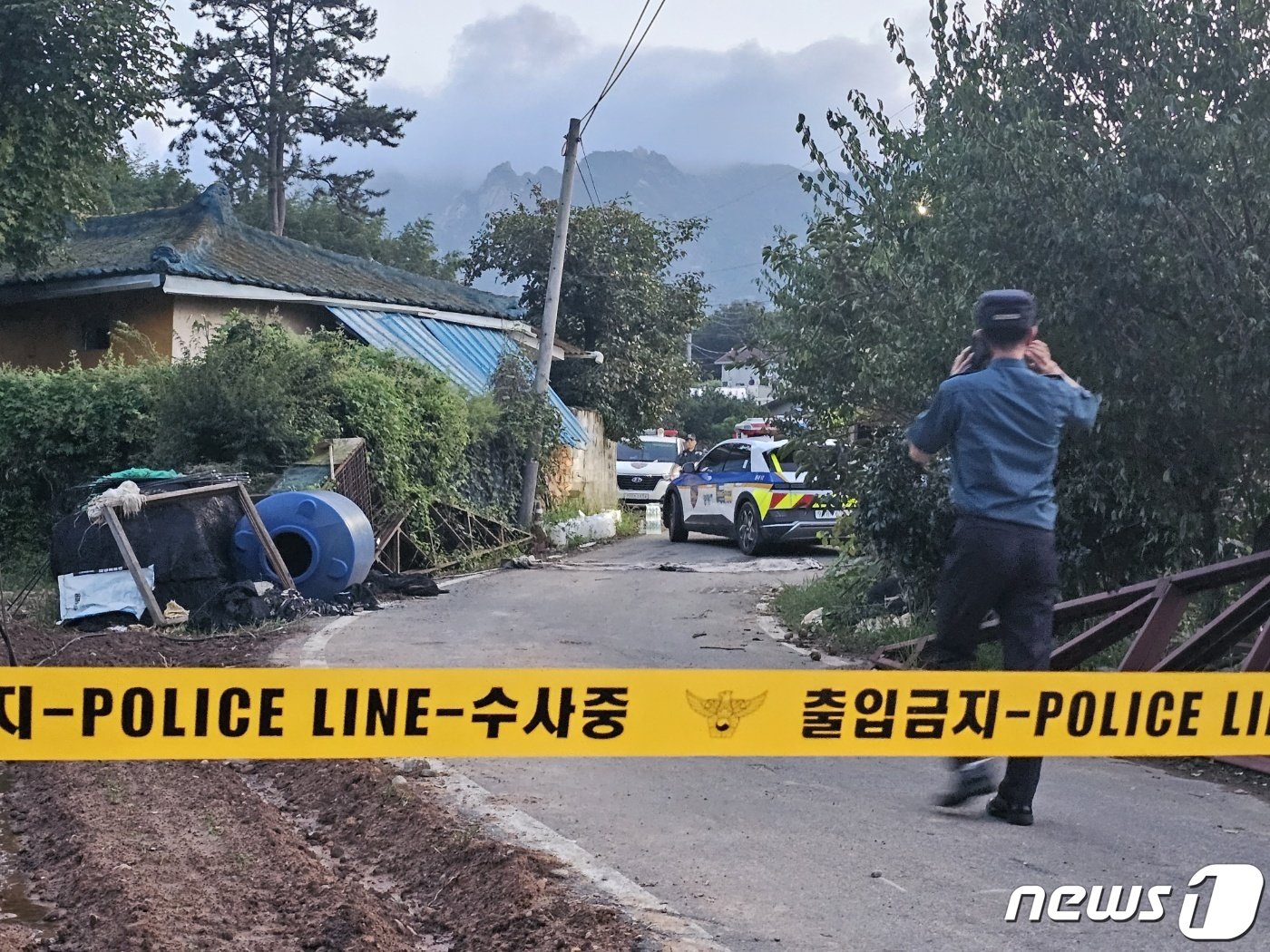 본문 이미지 - 15일 전남 영암군 영암읍 농덕리의 한 가옥에서 일가족으로 추정되는 시신 5구가 발견돼 경찰이 수사에 나섰다. 이날 사건 현장에 폴리스라인이 설치돼 있다. 2023.9.15/뉴스1 ⓒ News1 최성국 기자